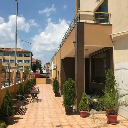 شقة Golden Sun بوموري